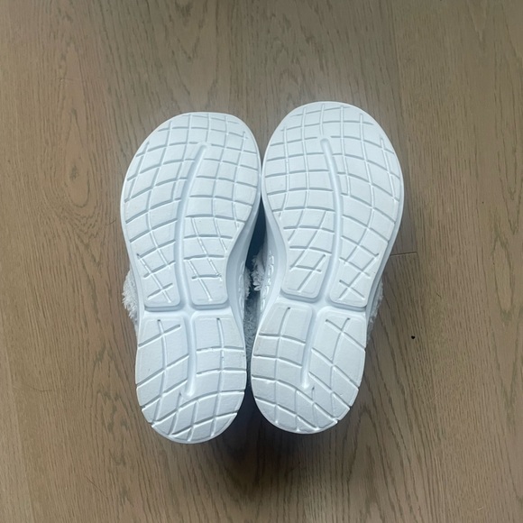 NEW OOCOOZIE SLIPPER - LIGHT GRAY SIZE 9 - Picture 3 of 7